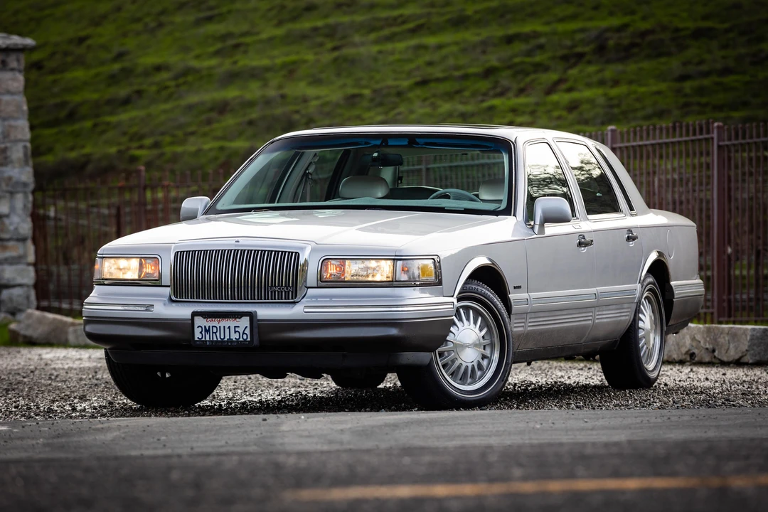 1995 Lincoln Town Car - Image 9 of 31