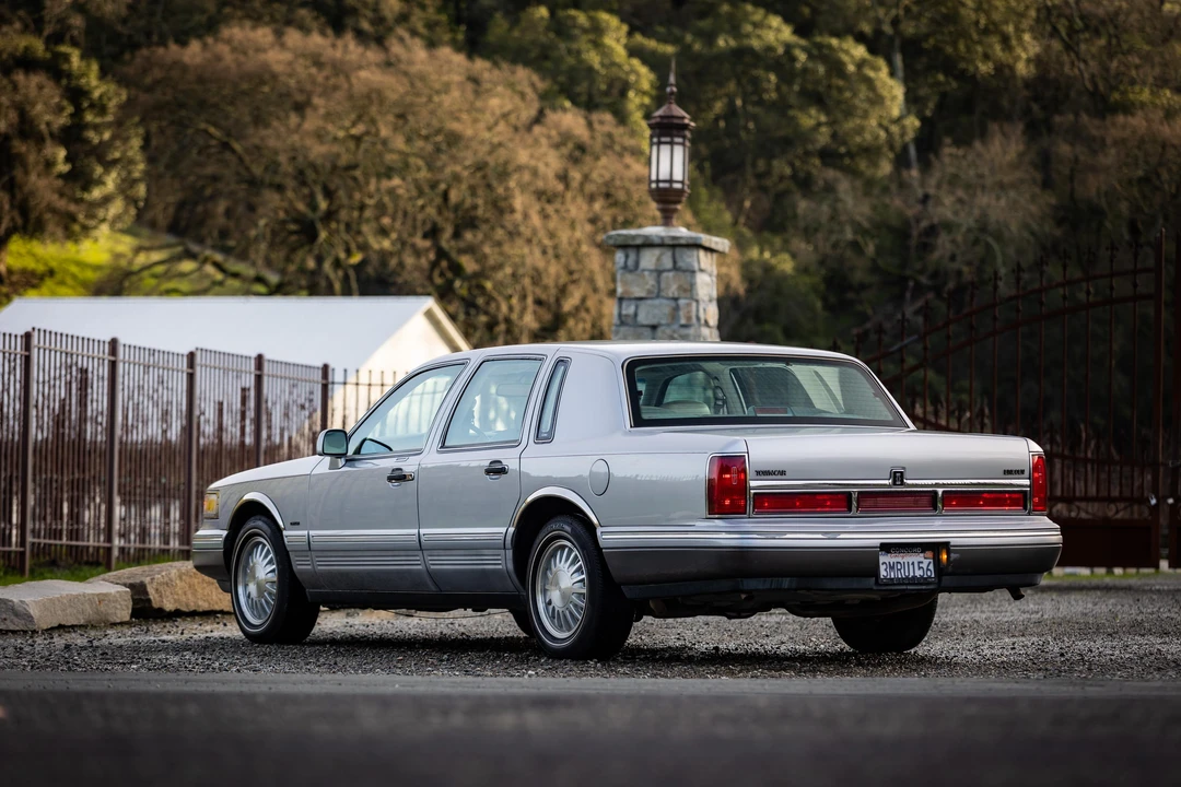1995 Lincoln Town Car - Image 25 of 31