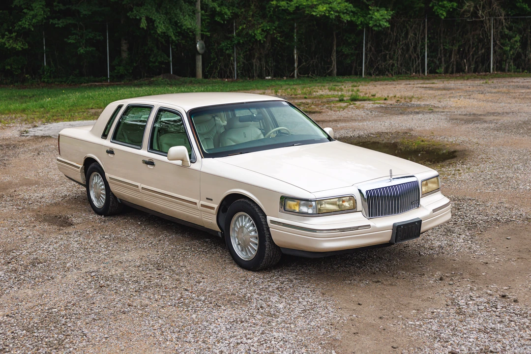 1995 Lincoln Town Car - Image 2 of 31