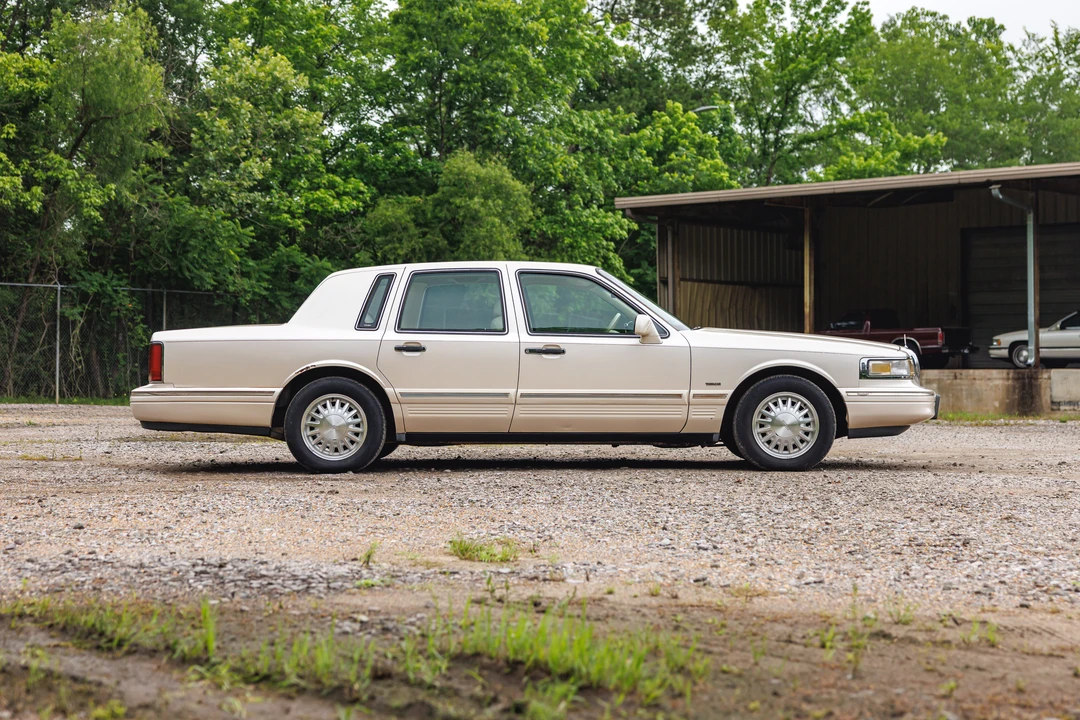 1995 Lincoln Town Car - Image 6 of 31