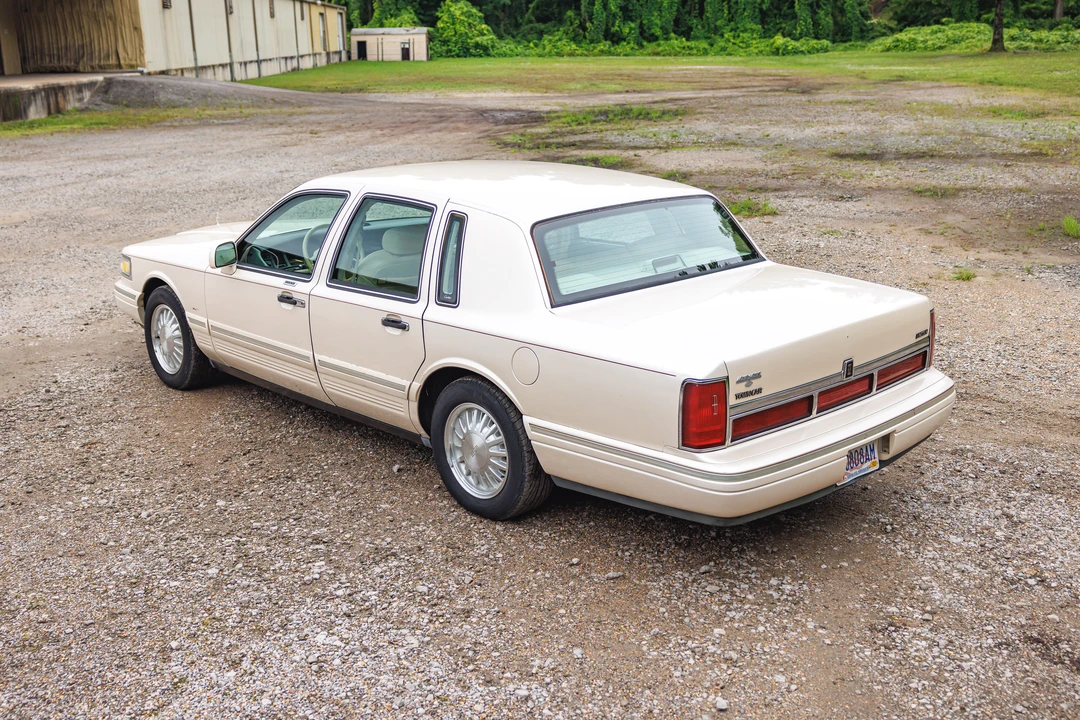 1995 Lincoln Town Car - Image 10 of 31