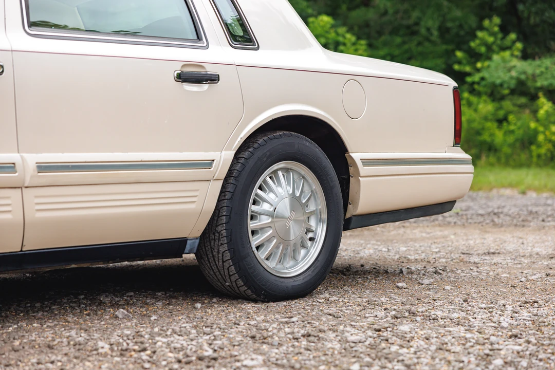 1995 Lincoln Town Car - Image 26 of 31