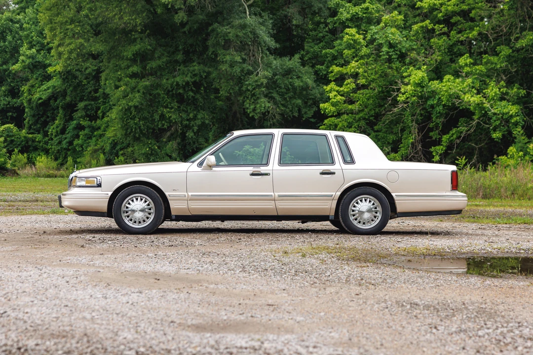 1995 Lincoln Town Car - Image 11 of 31