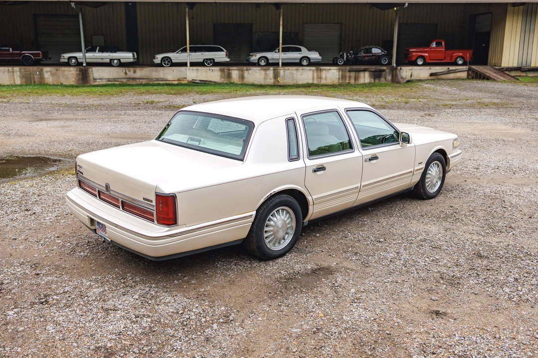 1995 Lincoln Town Car - Image 8 of 31