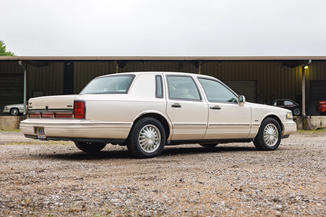 1995 Lincoln Town Car - Image 7 of 31