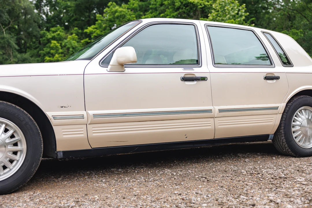 1995 Lincoln Town Car - Image 25 of 31