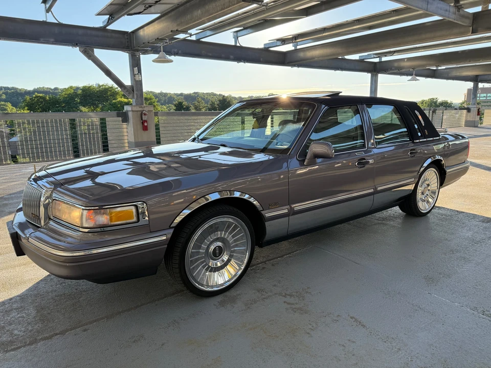 1995 Lincoln Town Car - Image 3 of 31