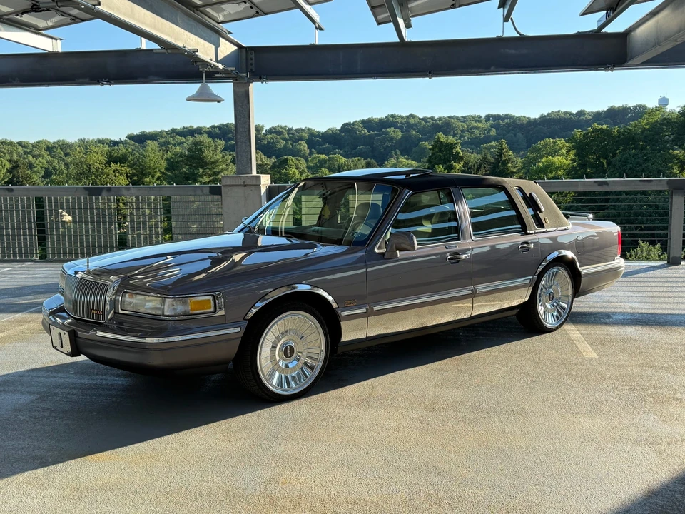 1995 Lincoln Town Car - Image 5 of 31