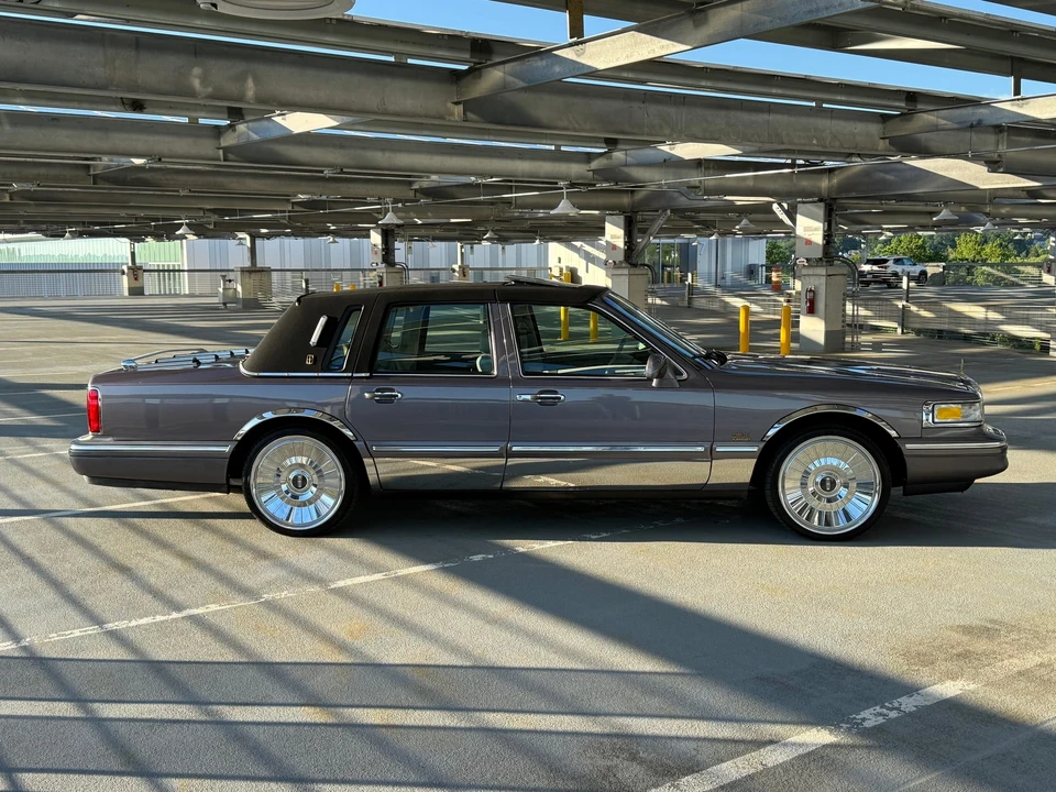 1995 Lincoln Town Car - Image 18 of 31