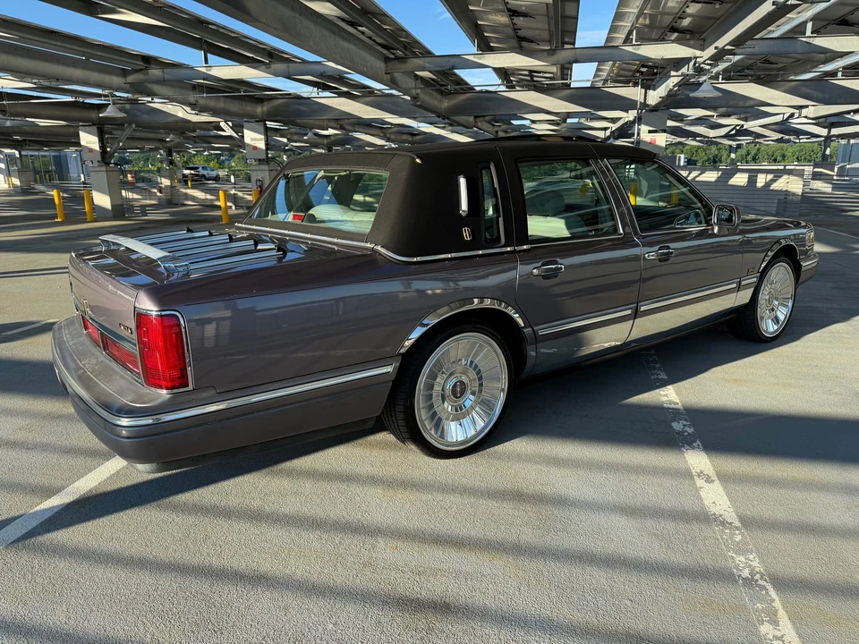 1995 Lincoln Town Car - Image 17 of 31