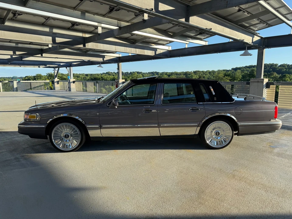 1995 Lincoln Town Car - Image 8 of 31