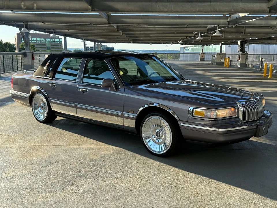 1995 Lincoln Town Car - Image 23 of 31