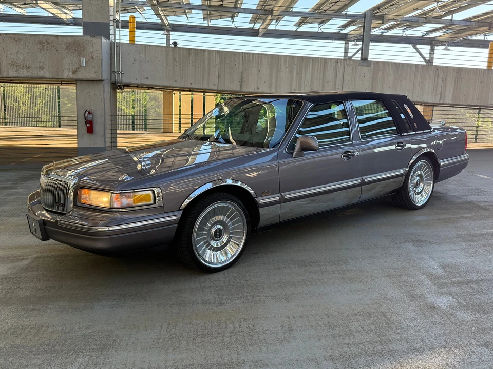 1995 Lincoln Town Car - Image 4 of 31