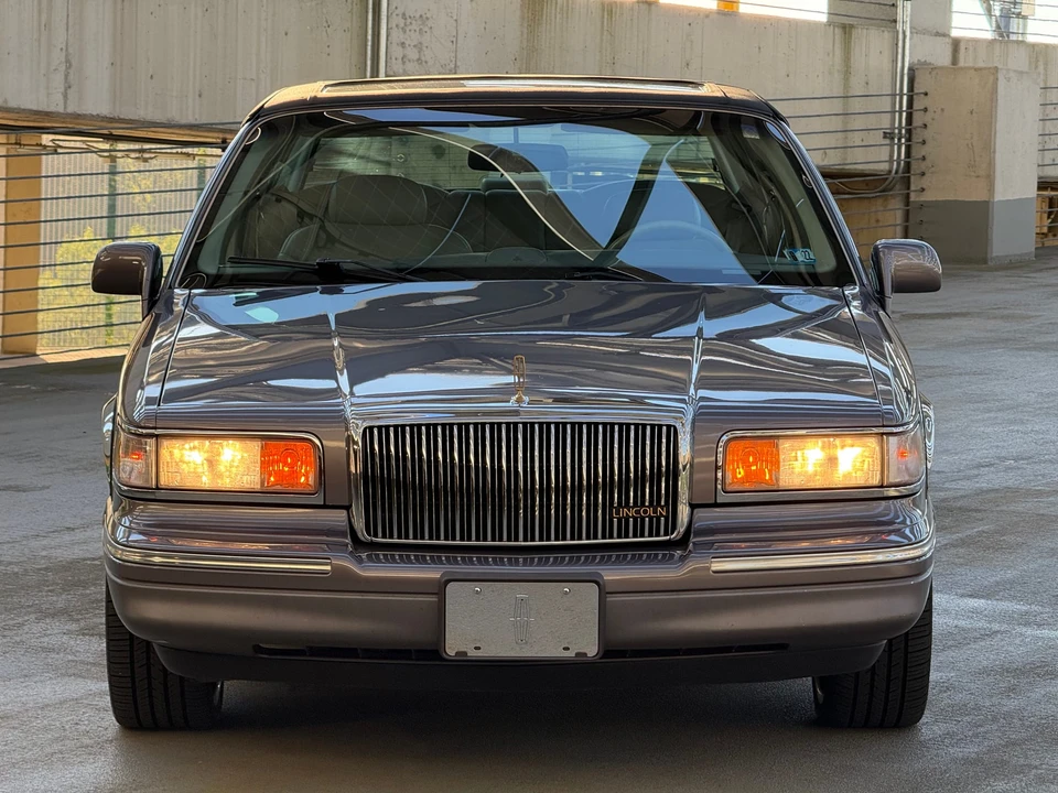 1995 Lincoln Town Car - Image 27 of 31
