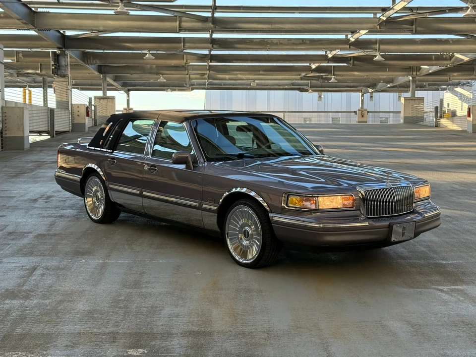 1995 Lincoln Town Car - Image 24 of 31