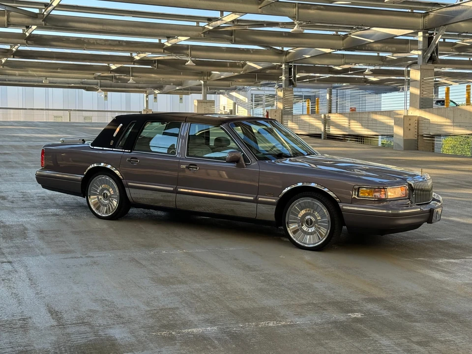 1995 Lincoln Town Car - Image 21 of 31