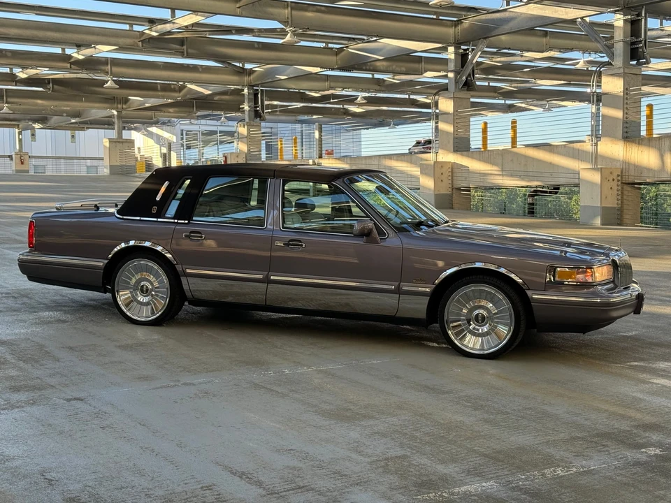 1995 Lincoln Town Car - Image 20 of 31
