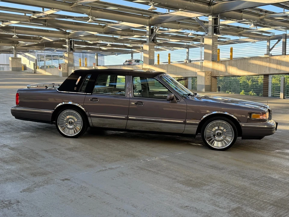 1995 Lincoln Town Car - Image 19 of 31