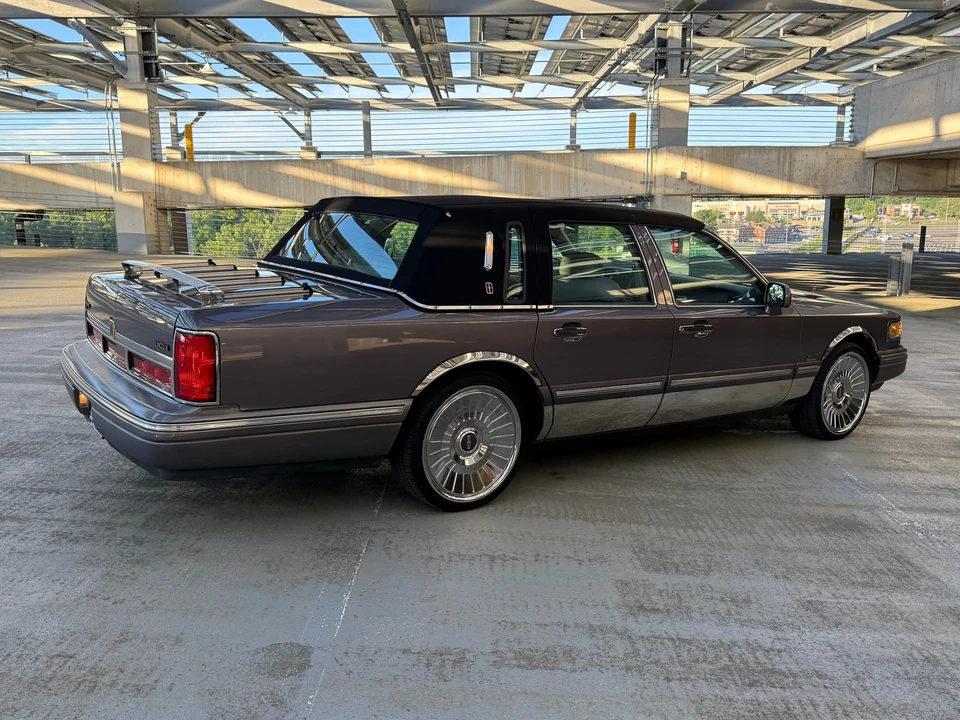 1995 Lincoln Town Car - Image 16 of 31