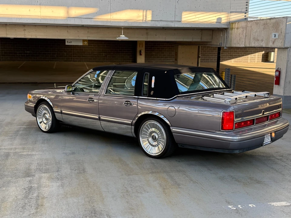 1995 Lincoln Town Car - Image 13 of 31