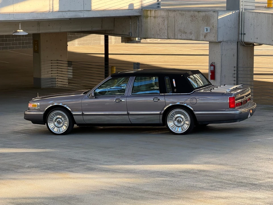 1995 Lincoln Town Car - Image 10 of 31