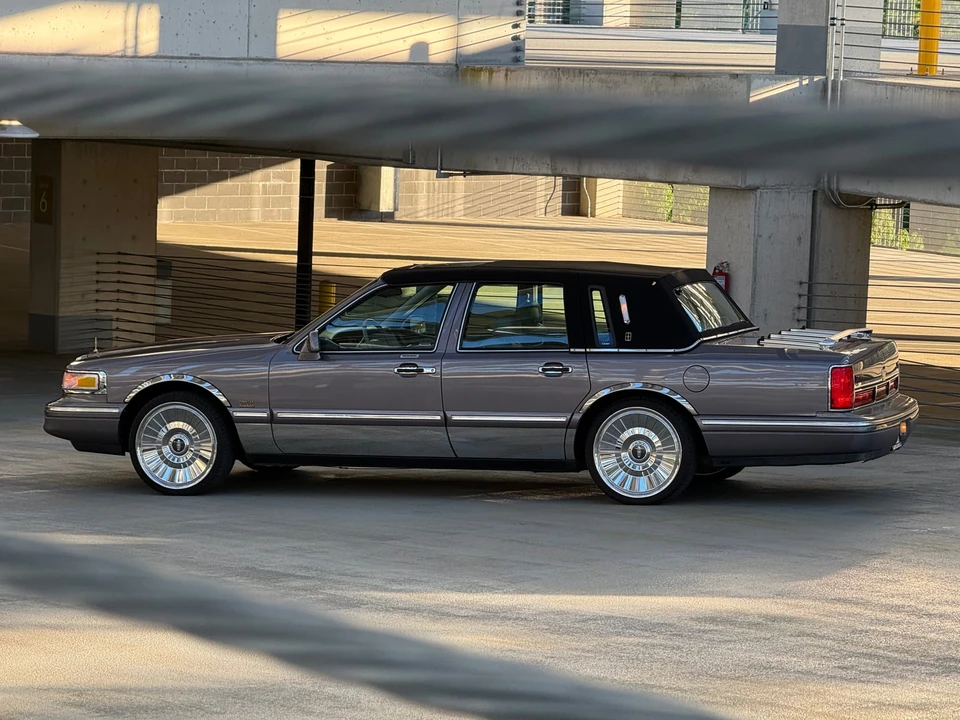 1995 Lincoln Town Car - Image 11 of 31