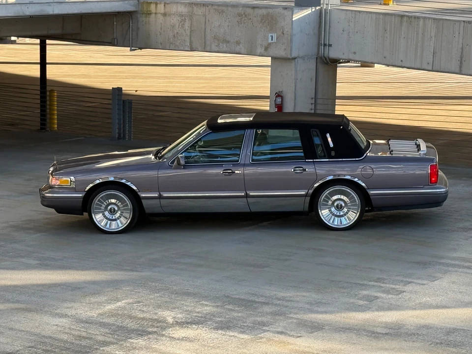 1995 Lincoln Town Car - Image 9 of 31