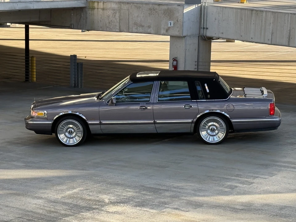 1995 Lincoln Town Car - Image 7 of 31