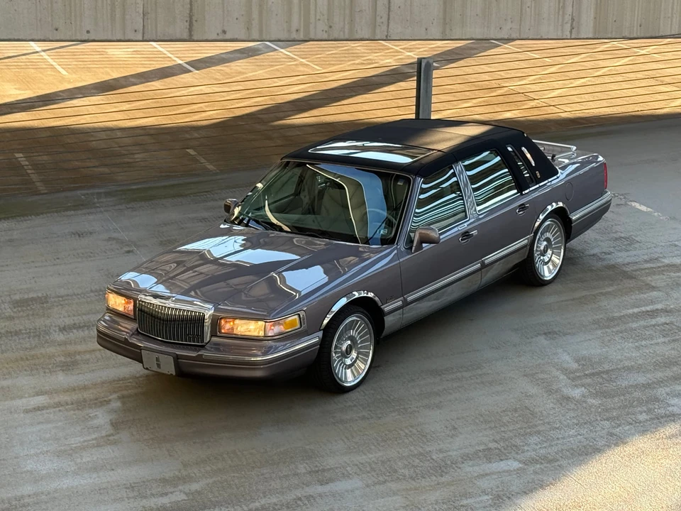 1995 Lincoln Town Car - Image 2 of 31
