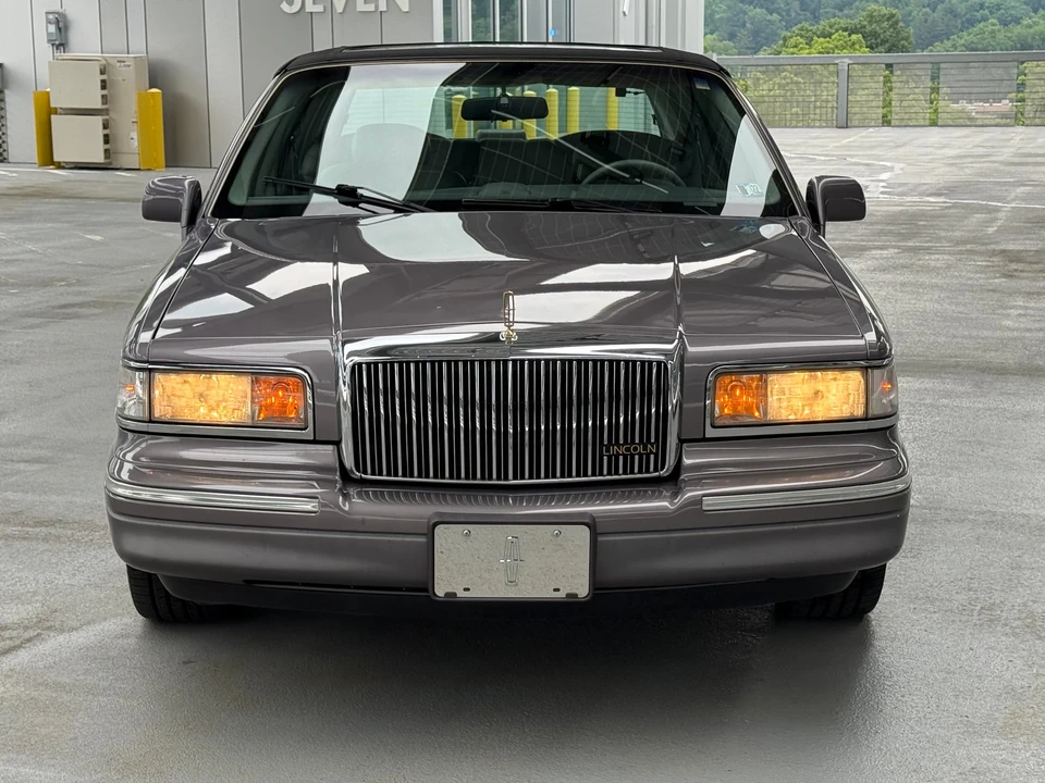 1995 Lincoln Town Car - Image 28 of 31