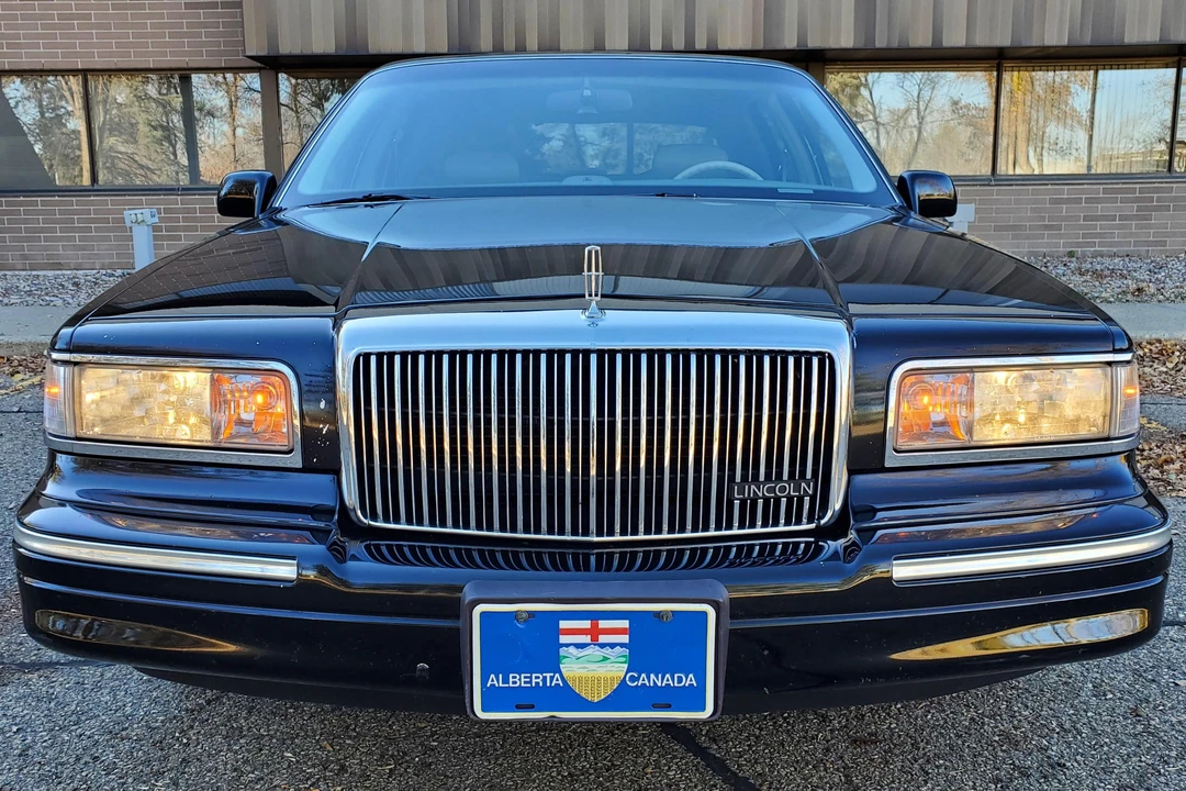 1995 Lincoln Town Car - Image 2 of 31