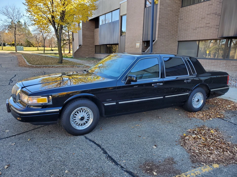 1995 Lincoln Town Car - Image 10 of 31