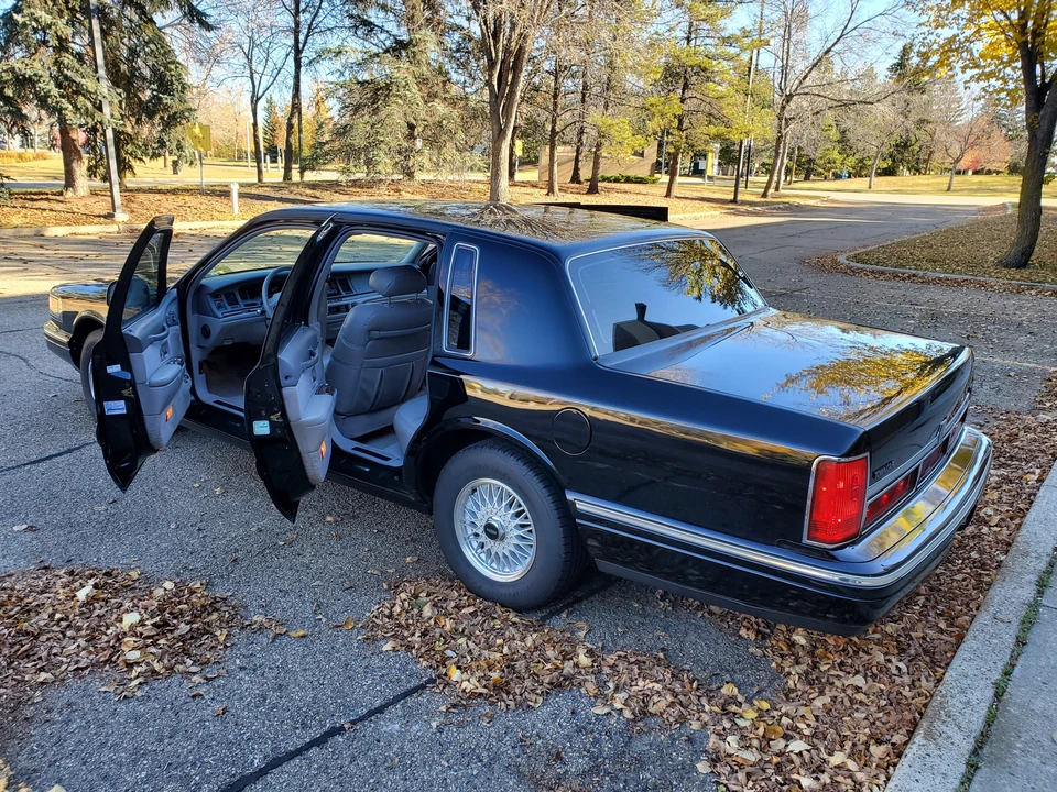 1995 Lincoln Town Car - Image 28 of 31