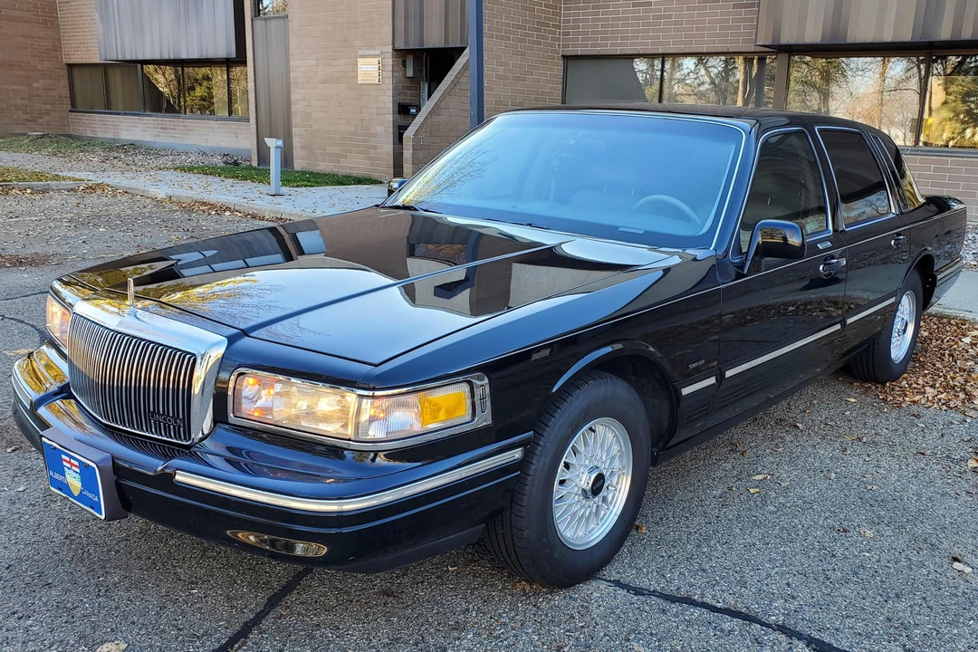1995 Lincoln Town Car - Image 8 of 31