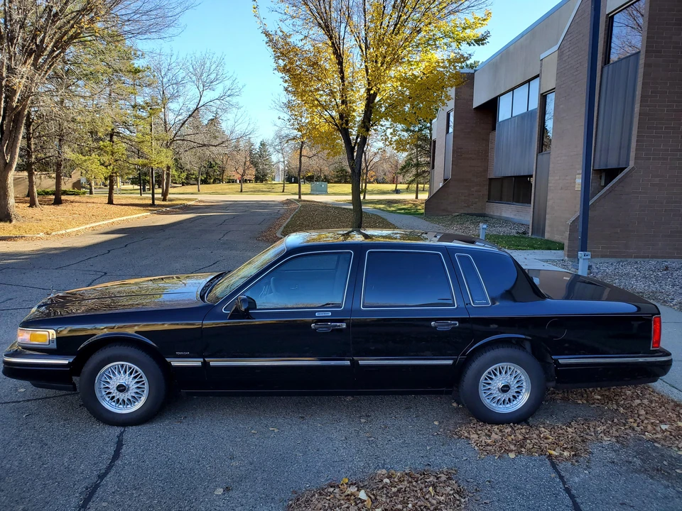 1995 Lincoln Town Car - Image 11 of 31