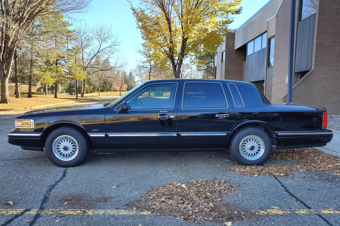 1995 Lincoln Town Car - Image 3 of 31