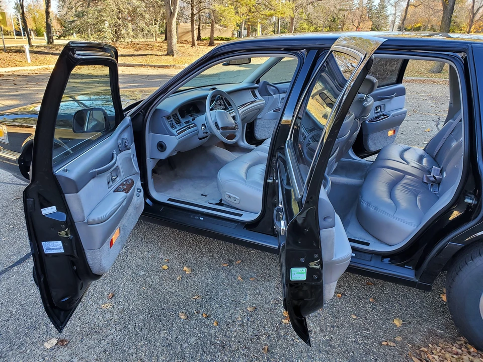1995 Lincoln Town Car - Image 27 of 31