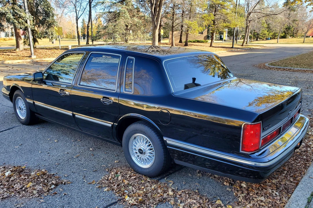 1995 Lincoln Town Car - Image 4 of 31