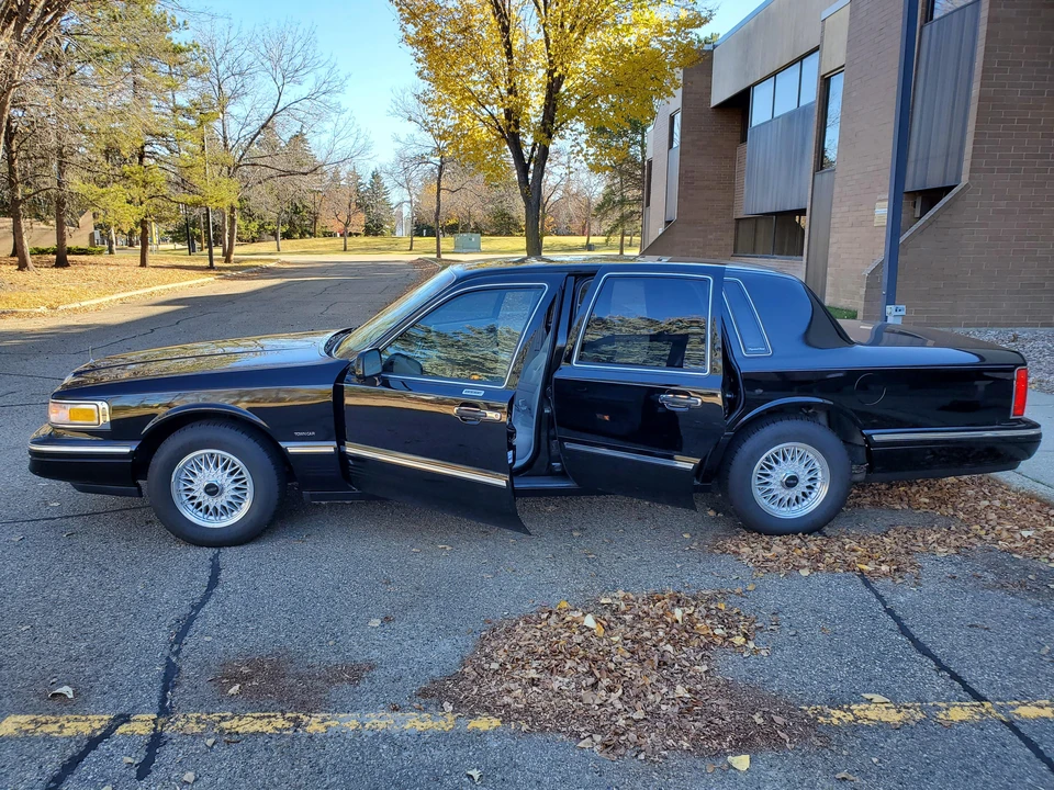 1995 Lincoln Town Car - Image 25 of 31