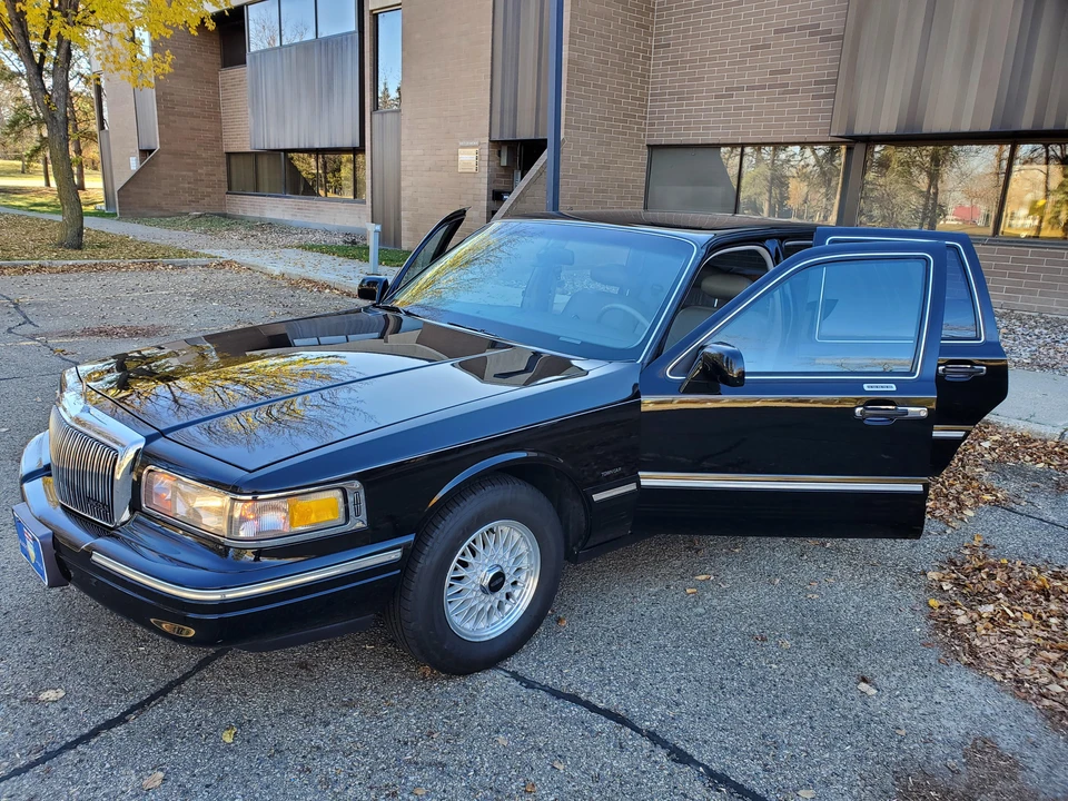 1995 Lincoln Town Car - Image 24 of 31