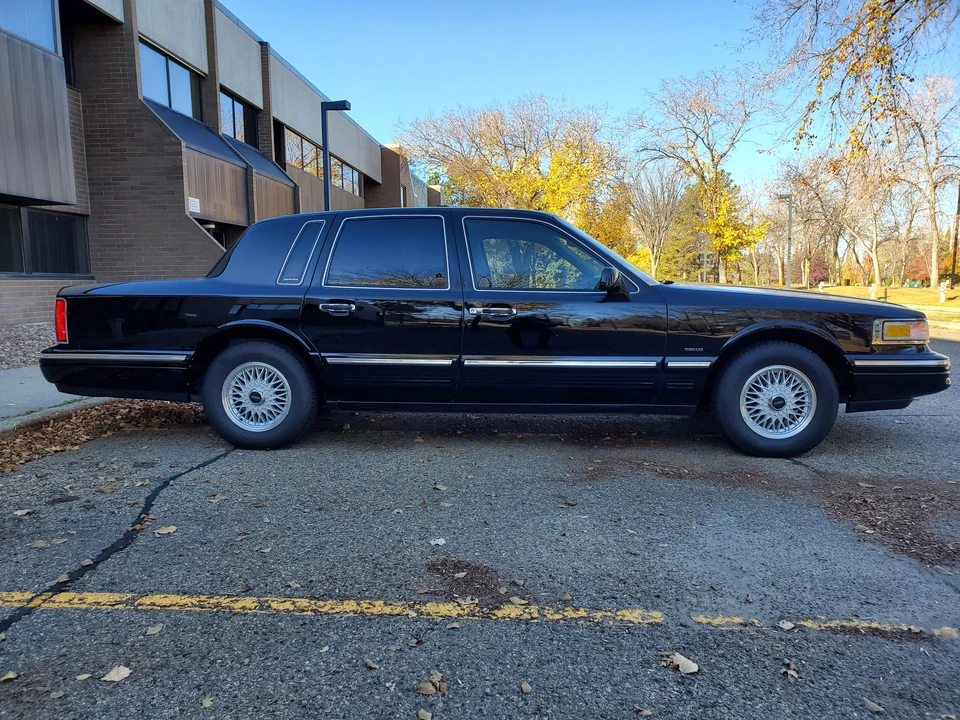 1995 Lincoln Town Car - Image 18 of 31