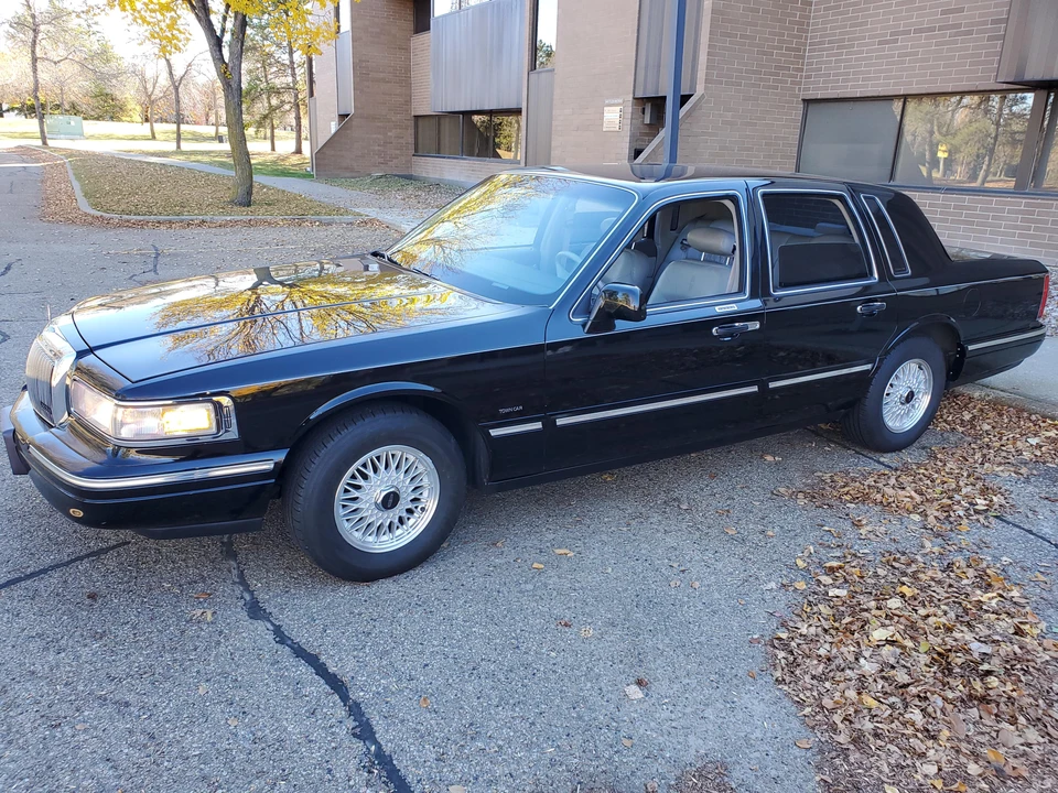 1995 Lincoln Town Car - Image 9 of 31