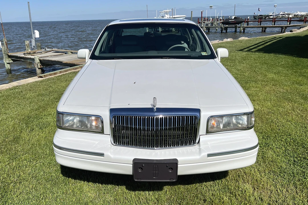 1995 Lincoln Town Car - Image 2 of 31