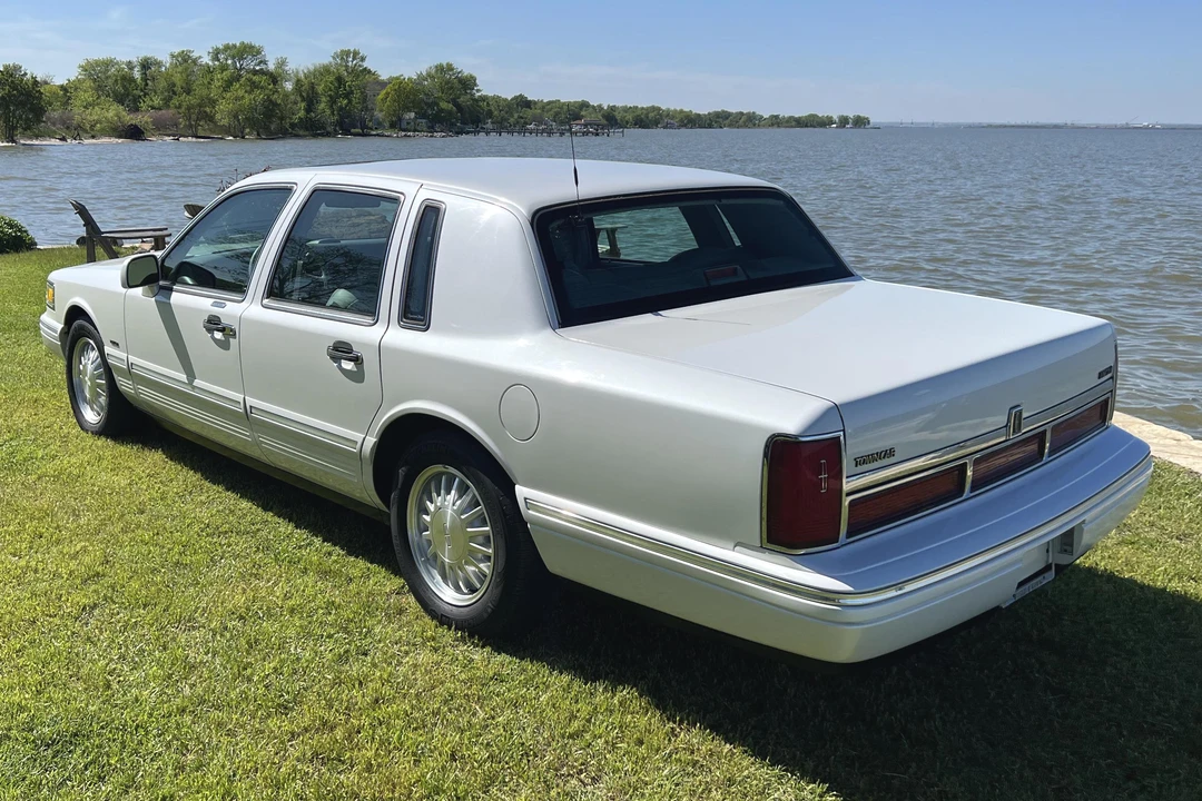 1995 Lincoln Town Car - Image 4 of 31