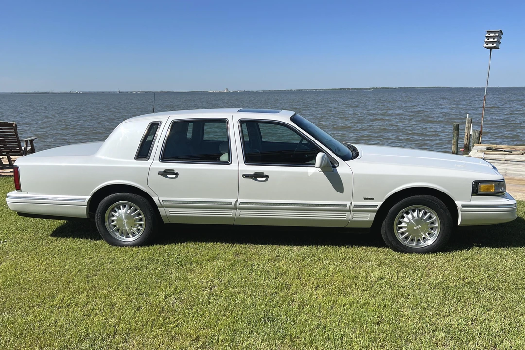 1995 Lincoln Town Car - Image 3 of 31