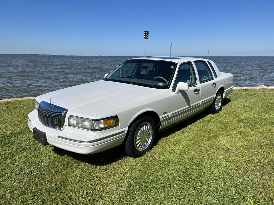 1995 Lincoln Town Car - Image 8 of 31