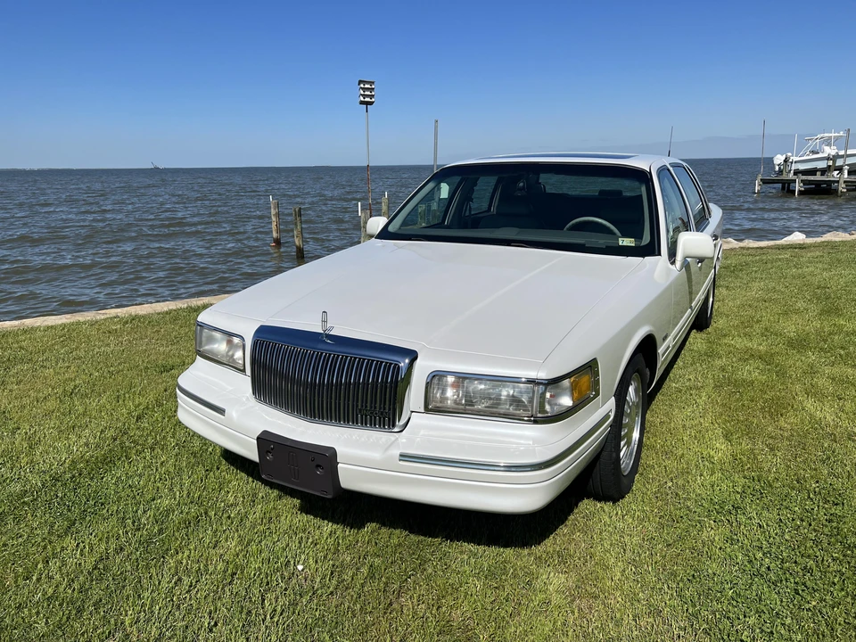 1995 Lincoln Town Car - Image 7 of 31