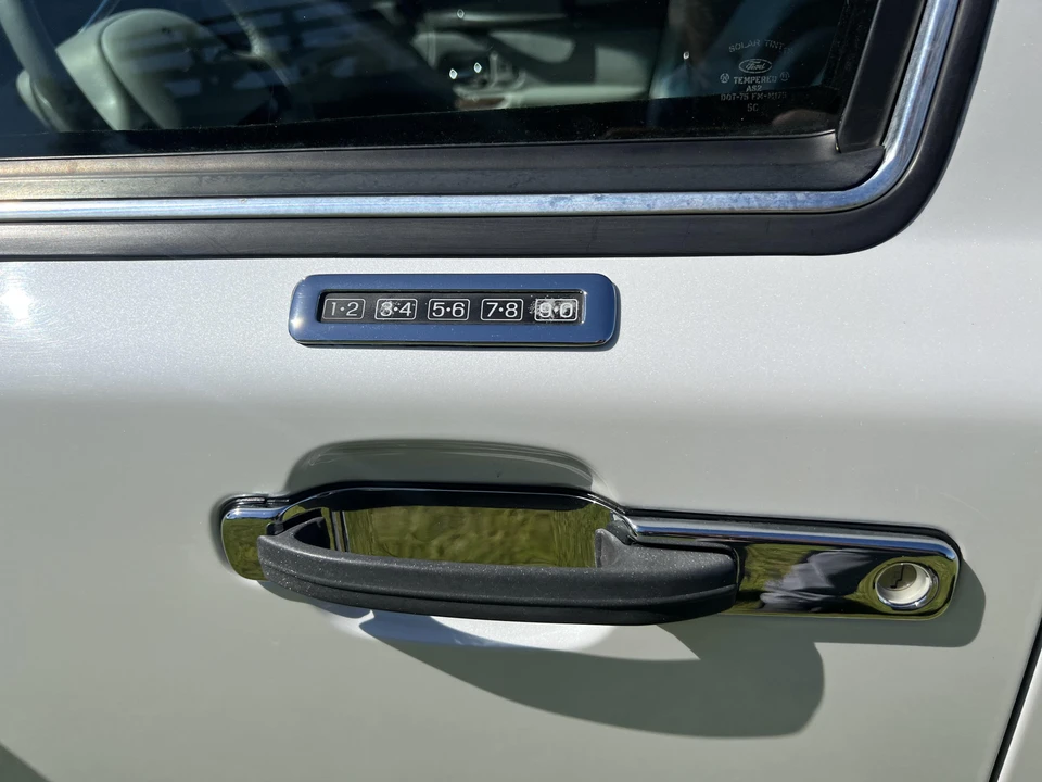 1995 Lincoln Town Car - Image 24 of 31