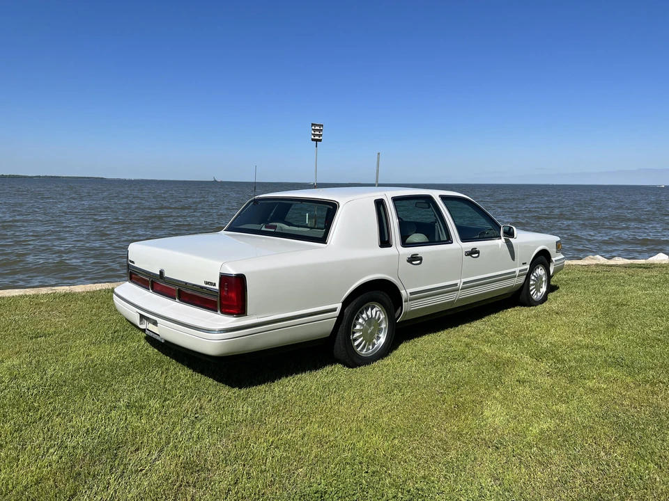 1995 Lincoln Town Car - Image 13 of 31