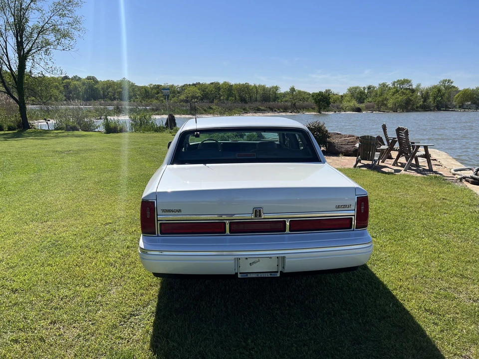 1995 Lincoln Town Car - Image 10 of 31